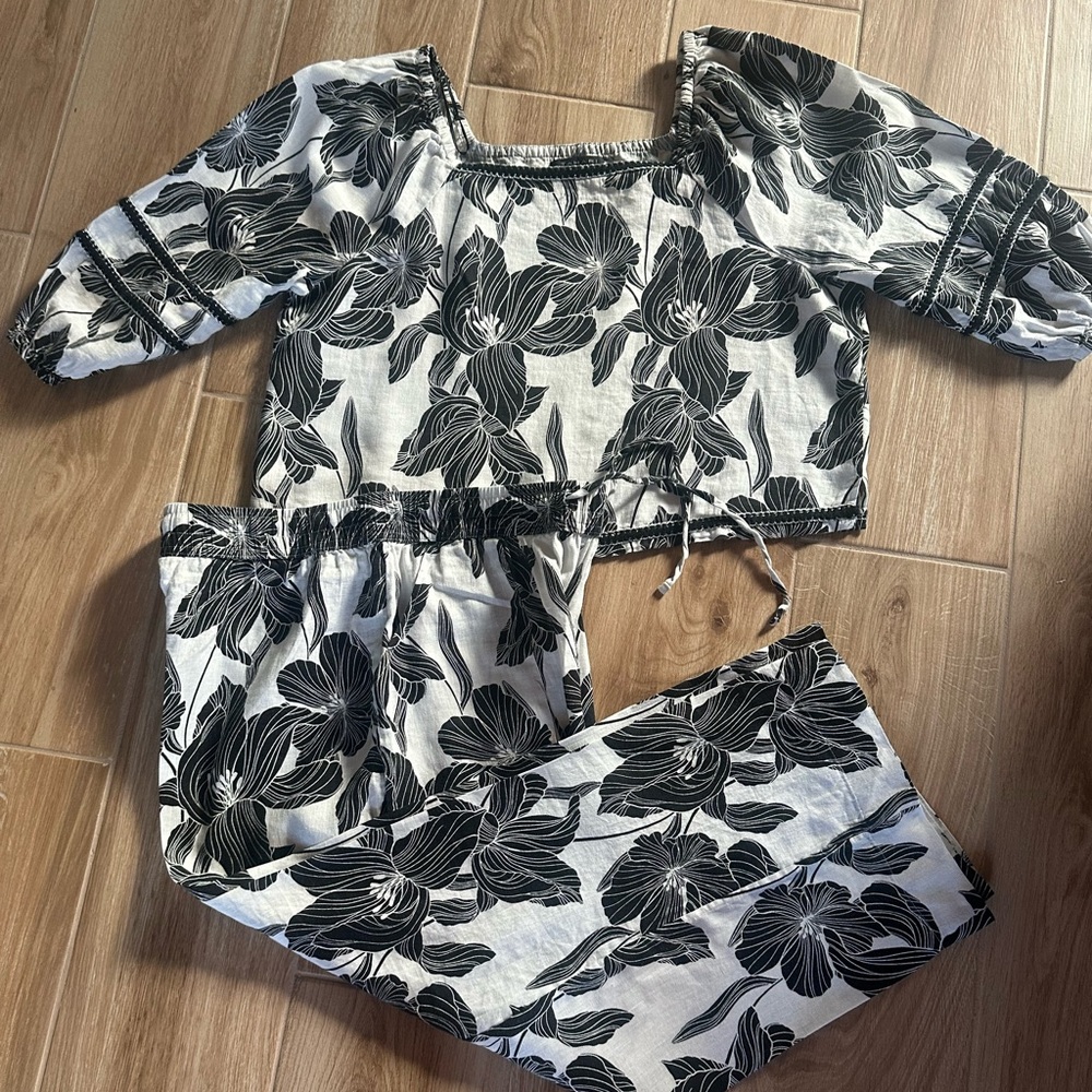Tahari Black and White Floral Puff Sleeve Top